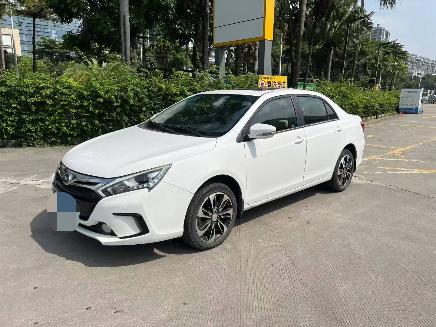 2015 BYD Qin PHEV 1.5T Dual Crown Flagship Plus Edition